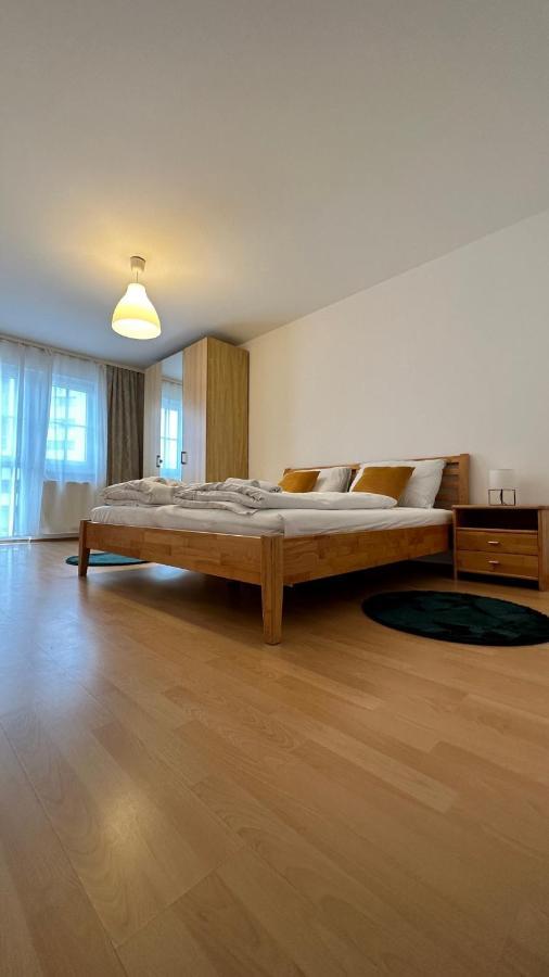 Modern Flat Incl Parking, Near Metro U1 Apartment